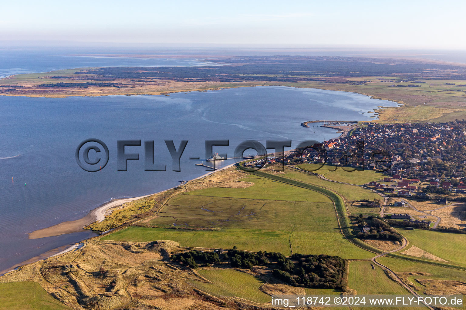 Vue aérienne de Ferry / Nordby færgehavn à Fanø dans le département Syddanmark, Danemark