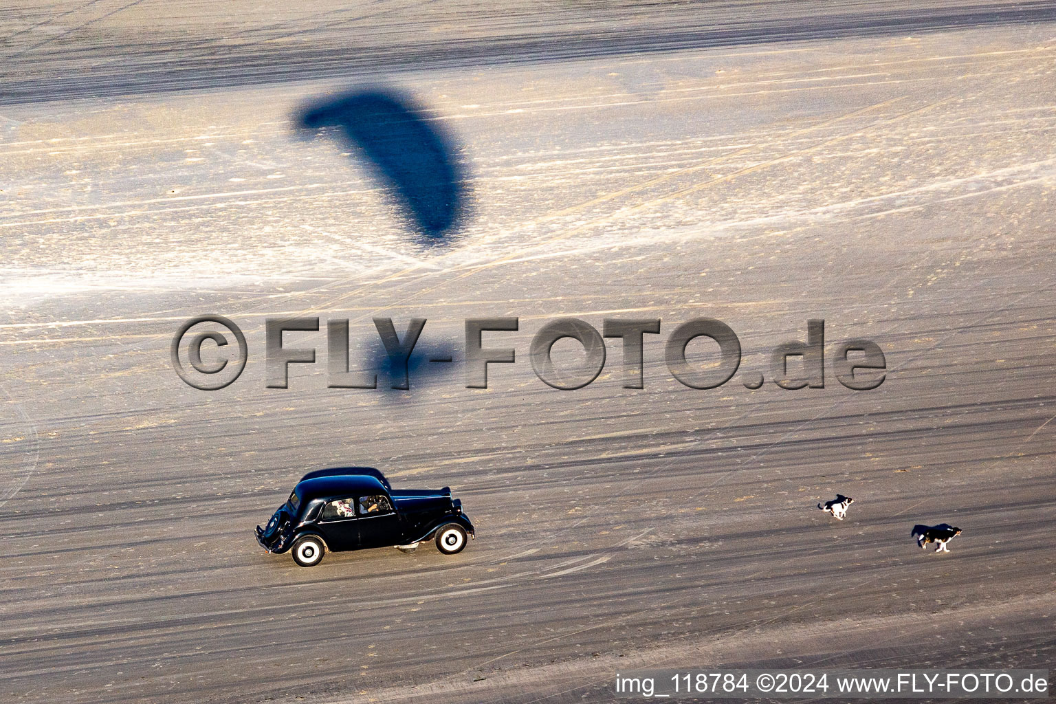 Vue aérienne de Conduire dans le paysage de plages de sable le long de la côte de la mer du Nord à Fanö à Fanø dans le département Syddanmark, Danemark