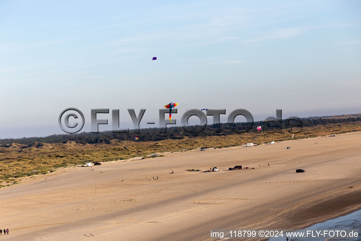 Vue aérienne de Cerfs-volants sur la plage à Fanø dans le département Syddanmark, Danemark