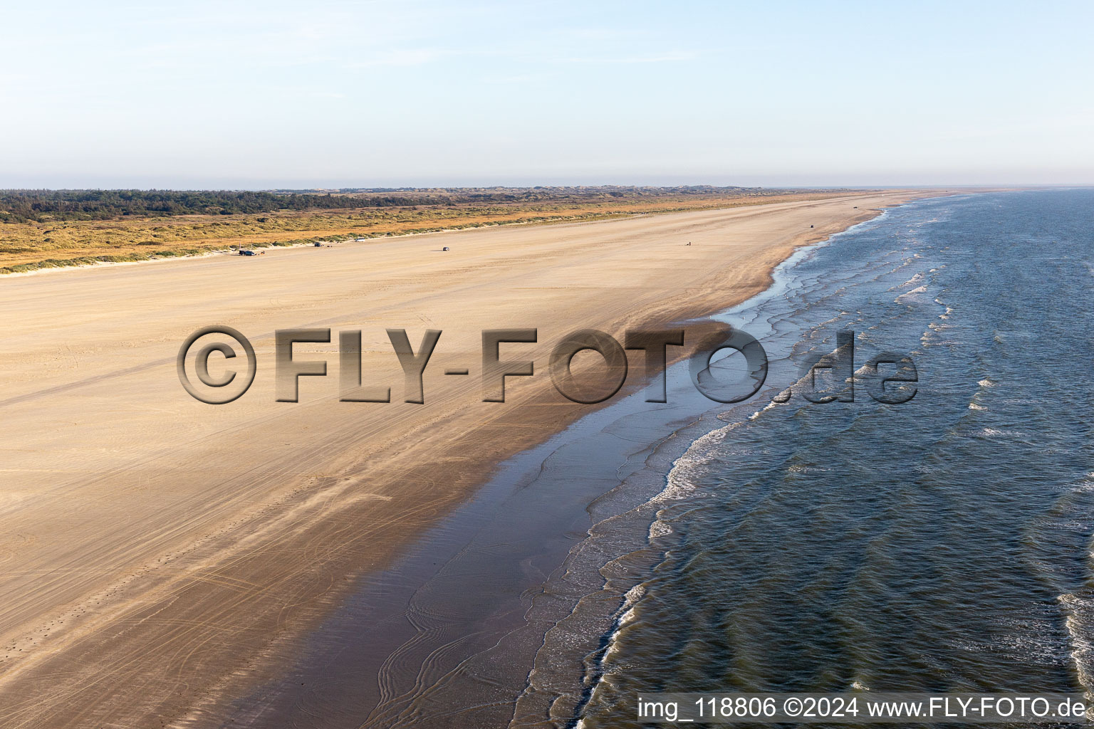 Vue oblique de Cerfs-volants sur la plage à Fanø dans le département Syddanmark, Danemark