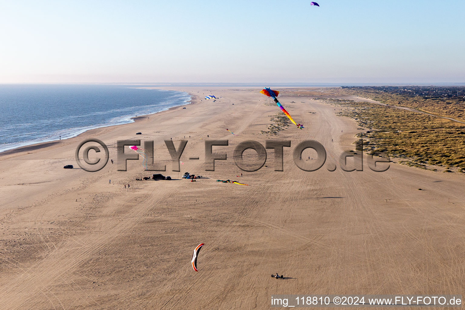 Photographie aérienne de Cerfs-volants colorés sur la plage de sable sur la côte ouest de l'île de la mer du Nord à Fanö à Fanø dans le département Syddanmark, Danemark