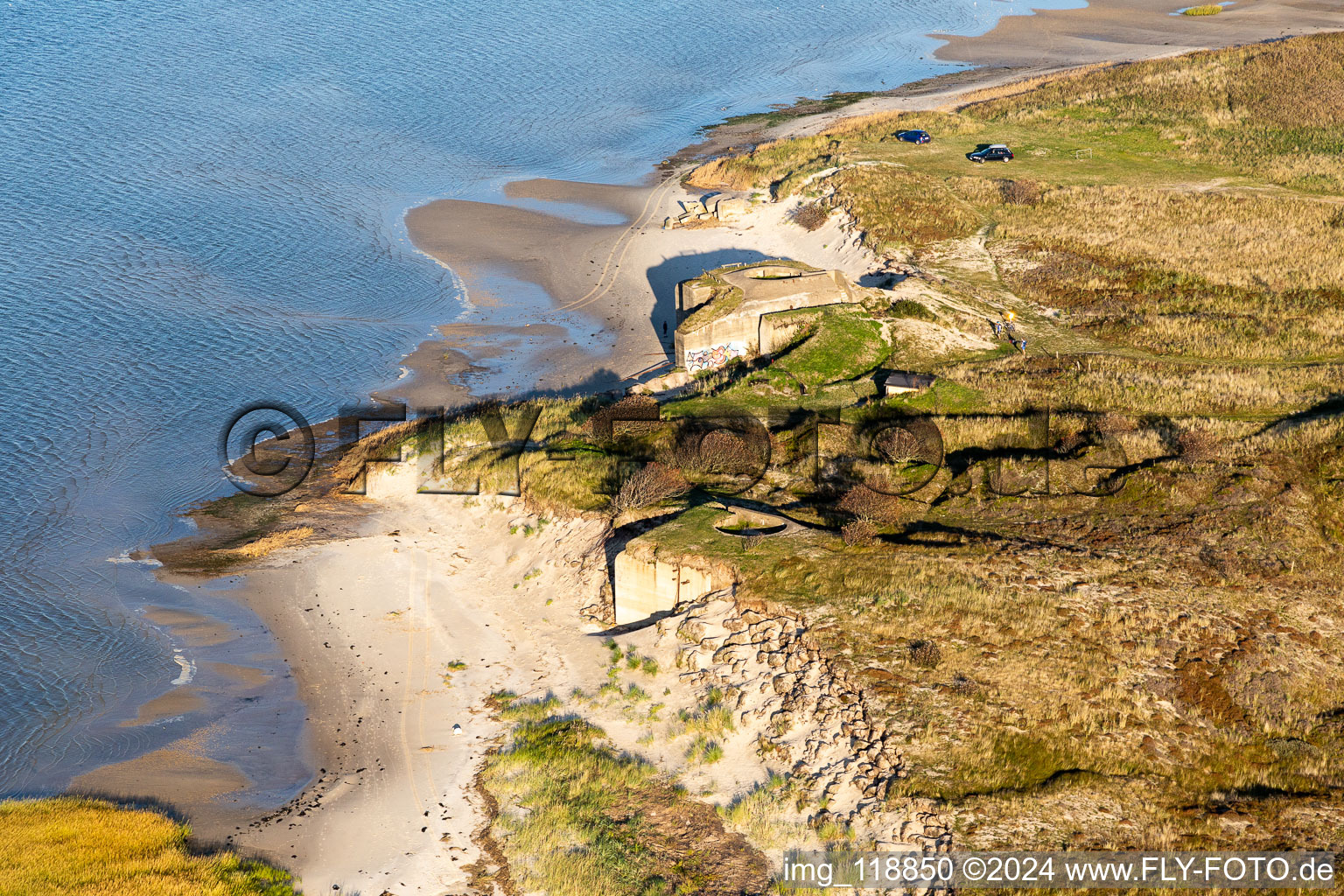 Vue aérienne de Complexe de bunkers en béton et en acier du mur de l'Atlantique sur la plage de la mer du Nord à Fanö à Fanø dans le département Syddanmark, Danemark