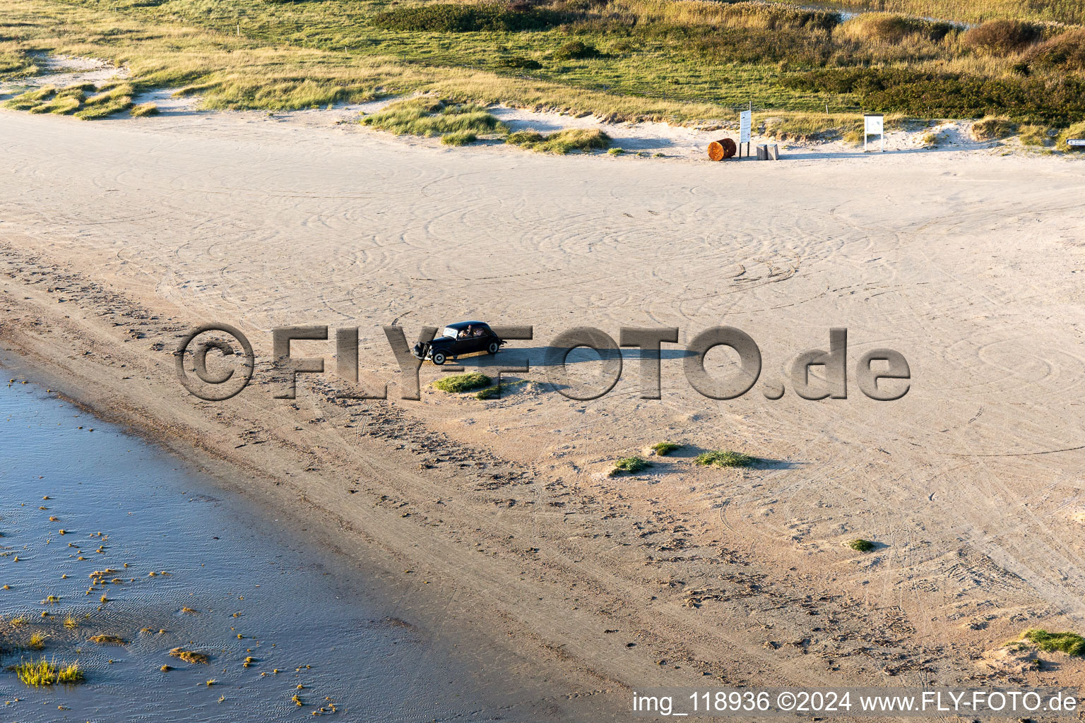 Vue aérienne de Plage de sable avec une Citroën vintage sur l'île de Fanö en mer du Nord à Fanø dans le département Syddanmark, Danemark