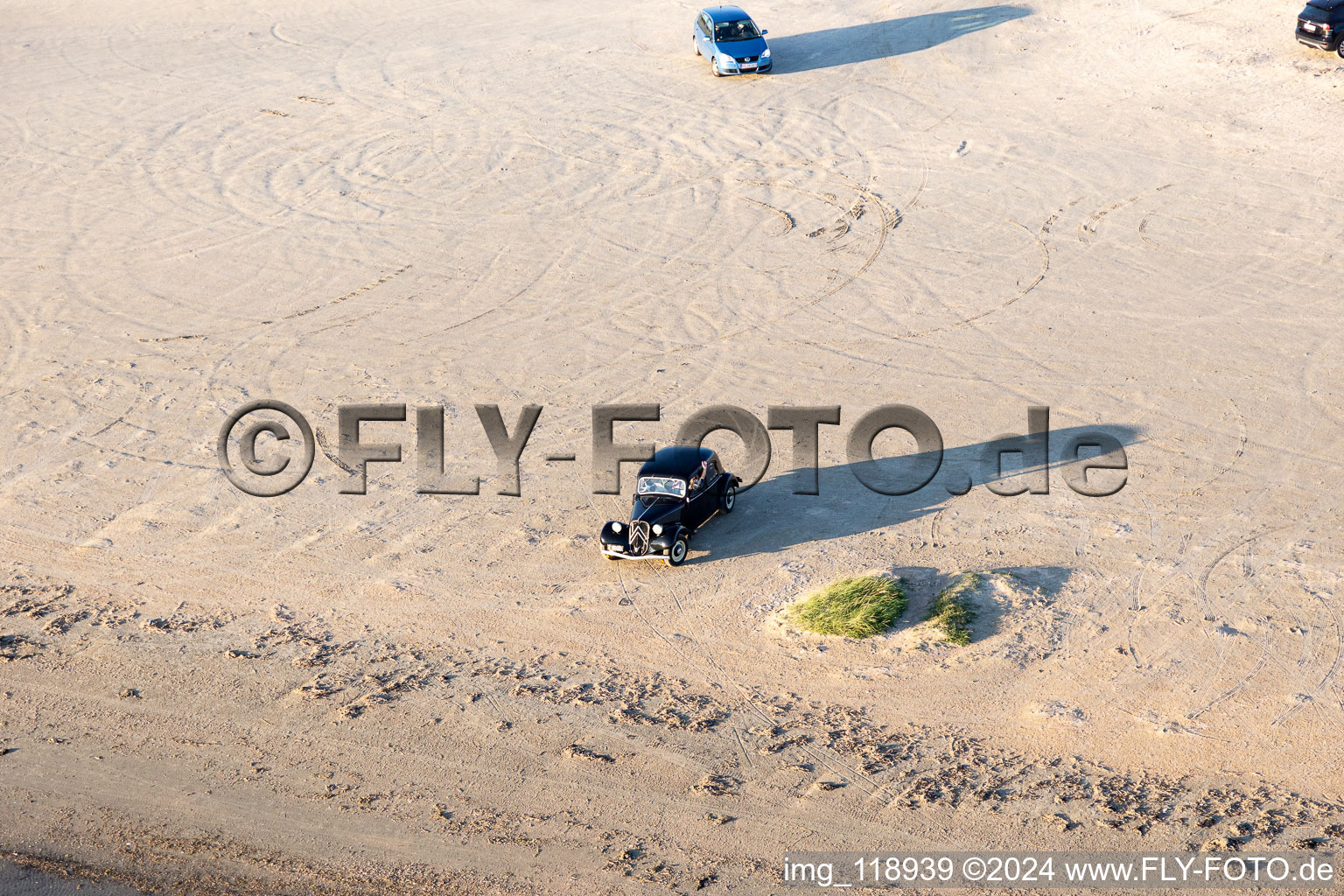 Vue aérienne de Voiture vintage Citroën sur la plage à Fanø dans le département Syddanmark, Danemark