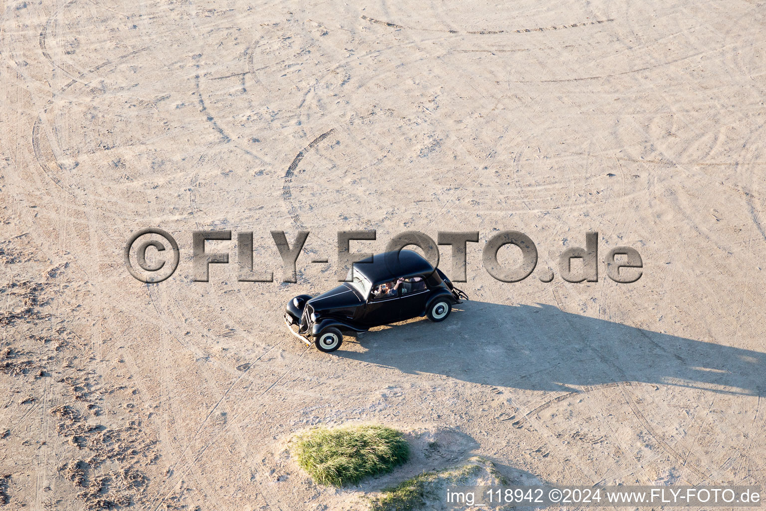 Vue aérienne de Voiture vintage Citroën sur la plage à Fanø dans le département Syddanmark, Danemark