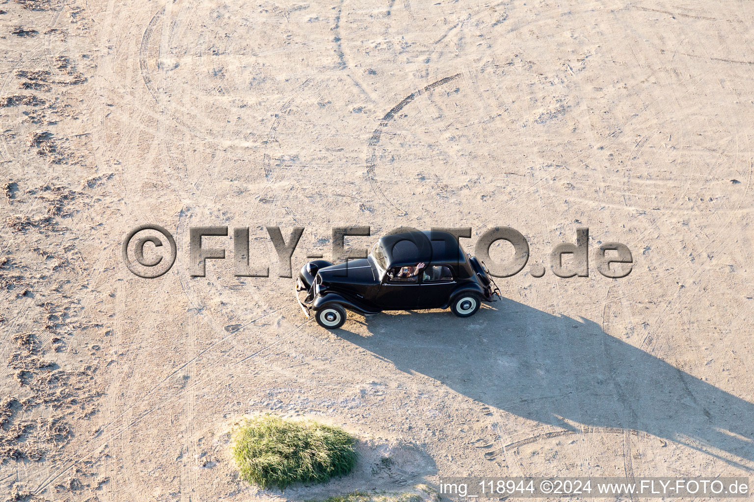 Photographie aérienne de Voiture vintage Citroën sur la plage à Fanø dans le département Syddanmark, Danemark