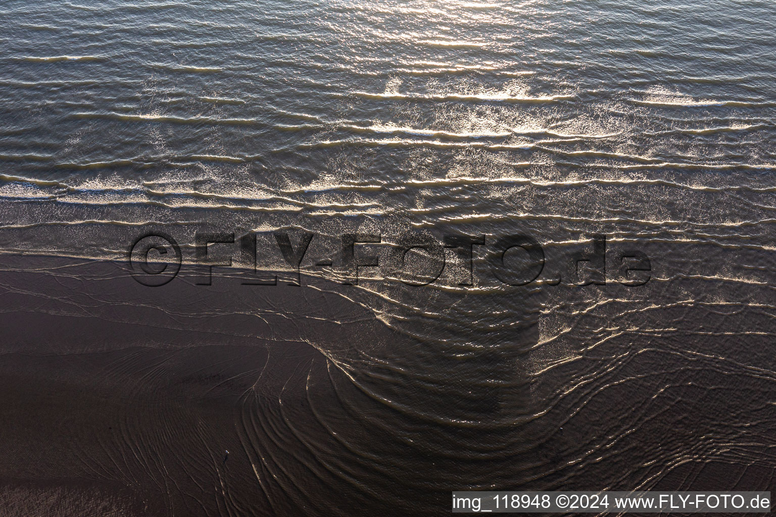 Vue aérienne de Paysage de plage de sable avec vagues le long de la côte de la mer du Nord à Fanö à Fanø dans le département Syddanmark, Danemark