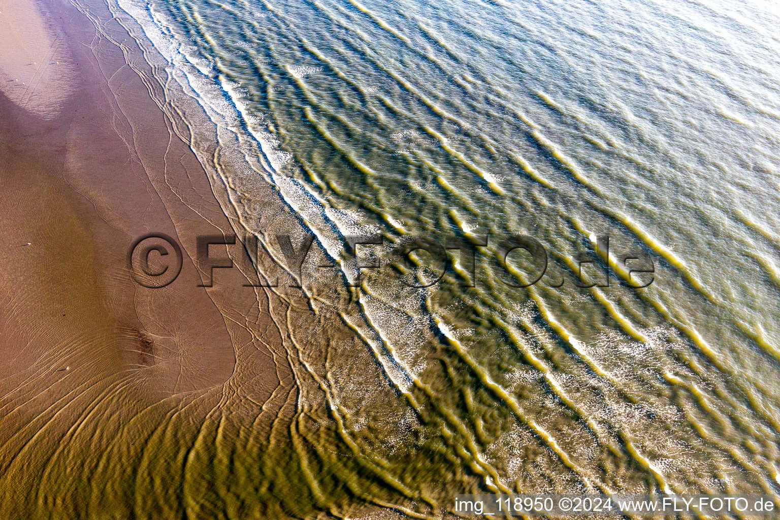 Vue aérienne de Paysage de plage de sable avec vagues le long de la côte de la mer du Nord à Fanö à Fanø dans le département Syddanmark, Danemark