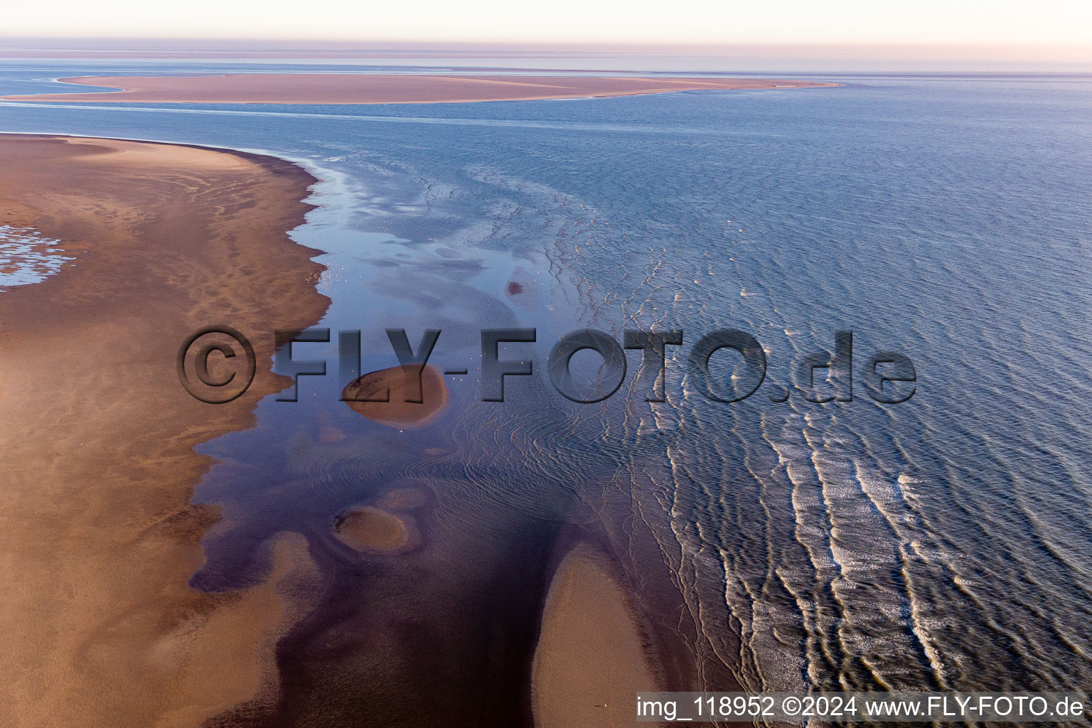 Vue aérienne de Zone terrestre de banc de sable sur la plage ouest de la mer du Nord à marée haute à Fanö à Fanø dans le département Syddanmark, Danemark