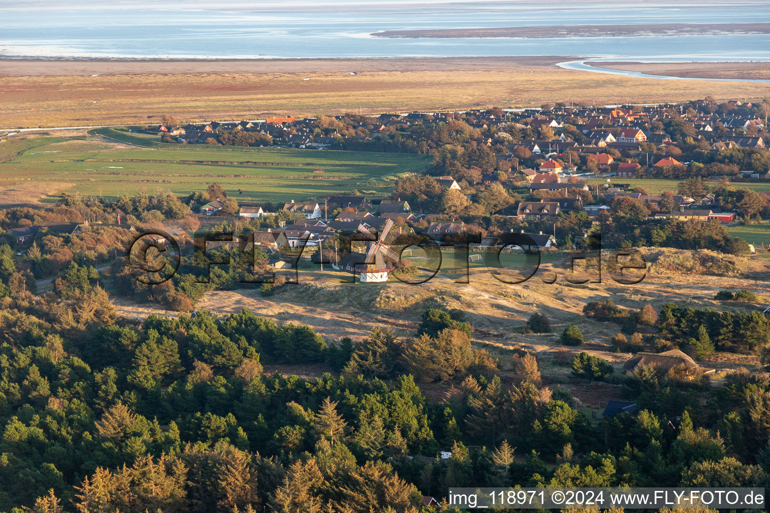 Vue aérienne de Moulin à vent de Sønderho à Fanø dans le département Syddanmark, Danemark