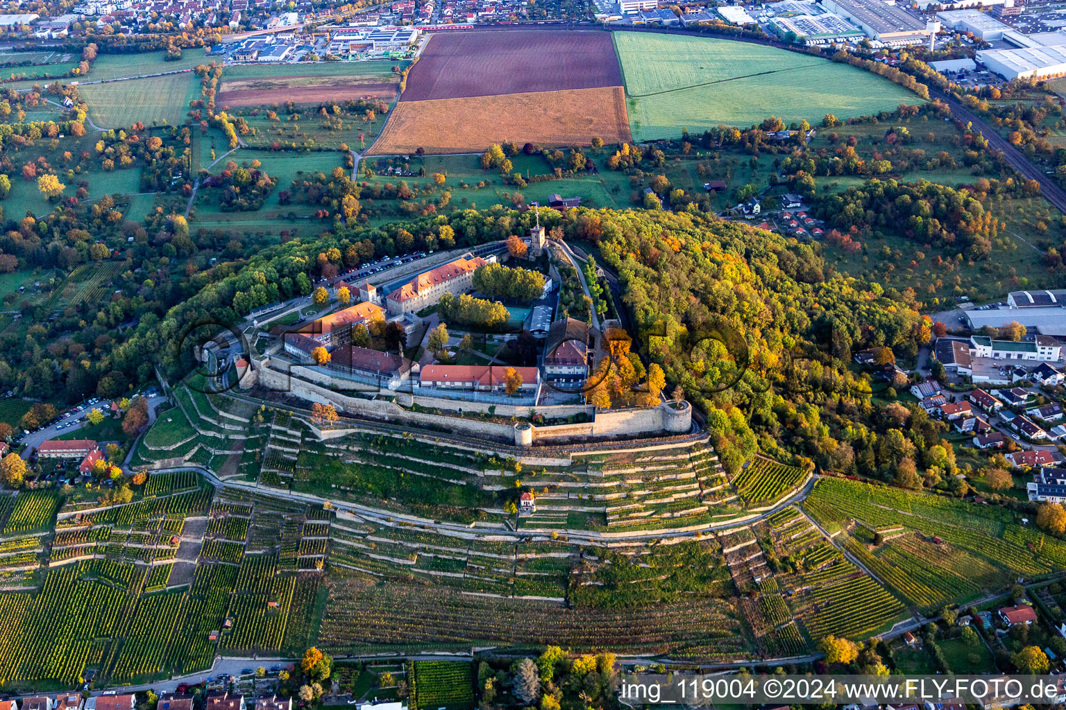 Vue aérienne de Ancienne forteresse, aujourd'hui hôpital correctionnel de Hohenasperg, sur un vignoble à Asperg dans le département Bade-Wurtemberg, Allemagne