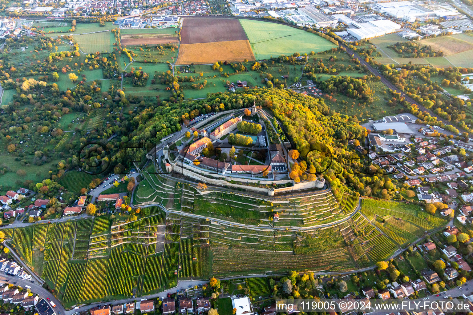 Vue aérienne de Hôpital correctionnel dans l'ancienne forteresse de Hohenasperg au bord d'un vignoble à Asperg dans le département Bade-Wurtemberg, Allemagne