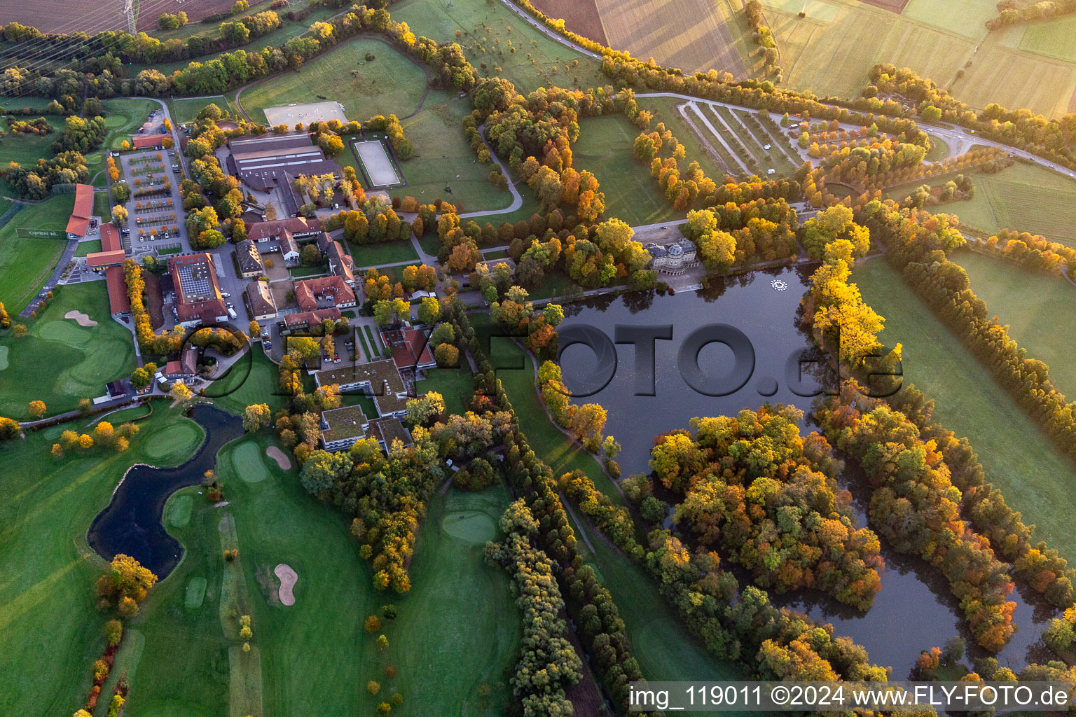 Vue aérienne de Club de golf du château de Monrepos et domaine du château de Monrepos au bord du lac à le quartier Eglosheim in Ludwigsburg dans le département Bade-Wurtemberg, Allemagne