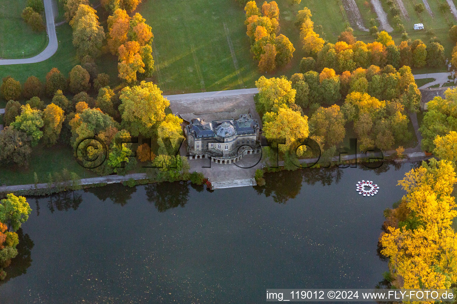 Vue aérienne de Château du Domaine Monrepos au bord du lac à le quartier Eglosheim in Ludwigsburg dans le département Bade-Wurtemberg, Allemagne