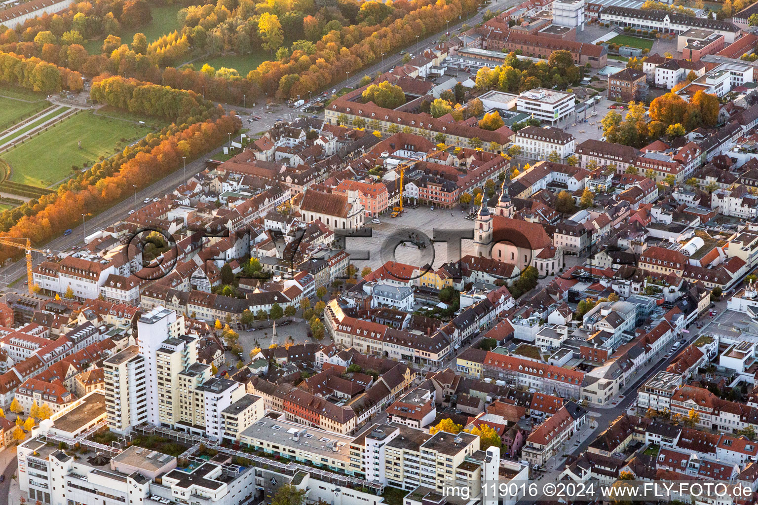 Vue aérienne de Église catholique de la Sainte Trinité sur la place du marché au centre-ville à Ludwigsburg dans le département Bade-Wurtemberg, Allemagne