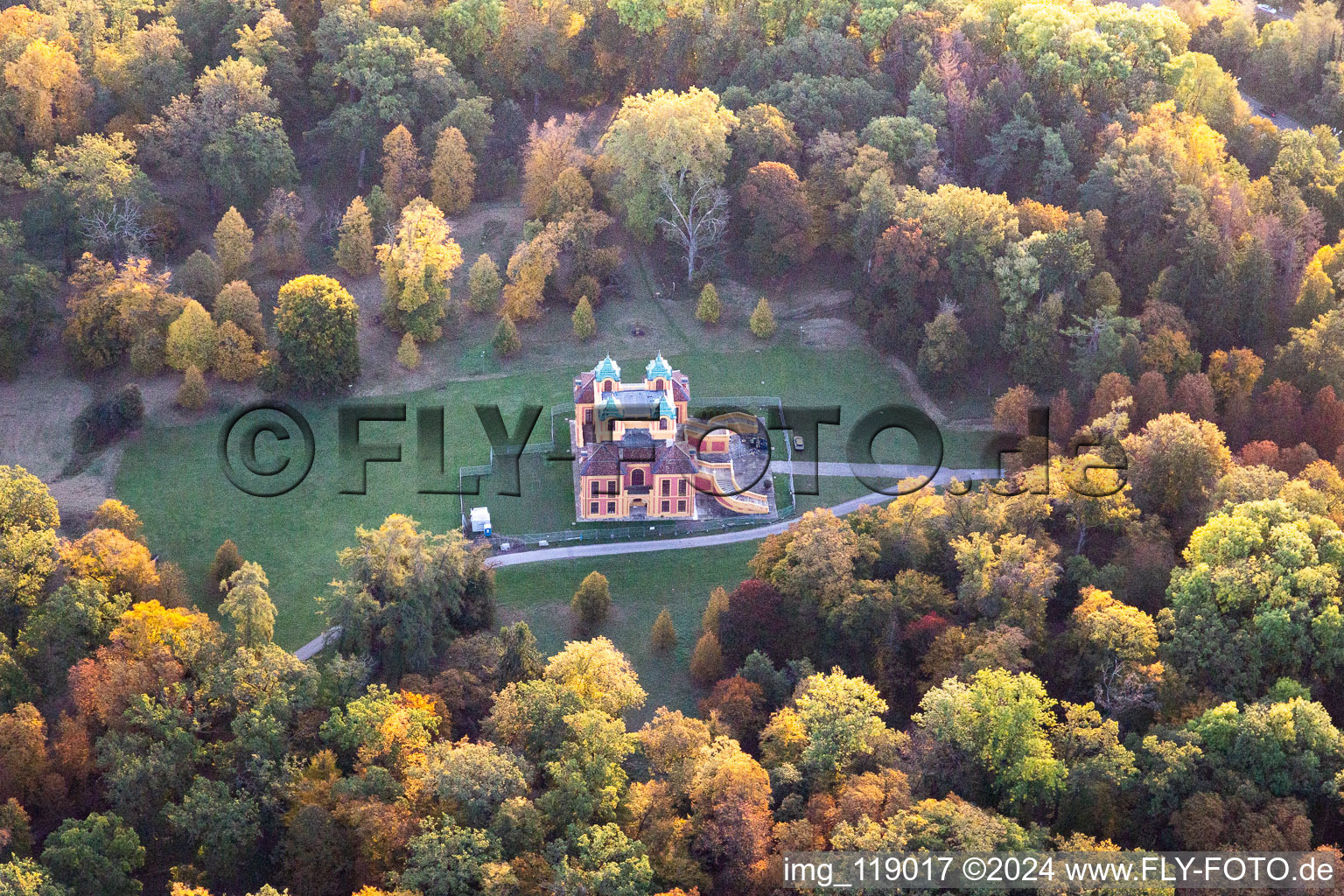 Vue aérienne de Chantier avec travaux de reconstruction et de rénovation du château « Schloss Favorite » au Favoritepark à Ludwigsburg dans le département Bade-Wurtemberg, Allemagne