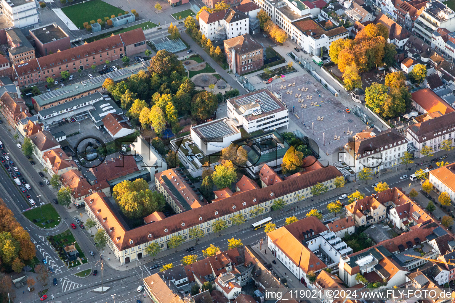 Vue aérienne de Hôtel de ville Ludwigsburg (Infos sur l'hôtel de ville) sur la Rathausplatz à Ludwigsburg dans le département Bade-Wurtemberg, Allemagne