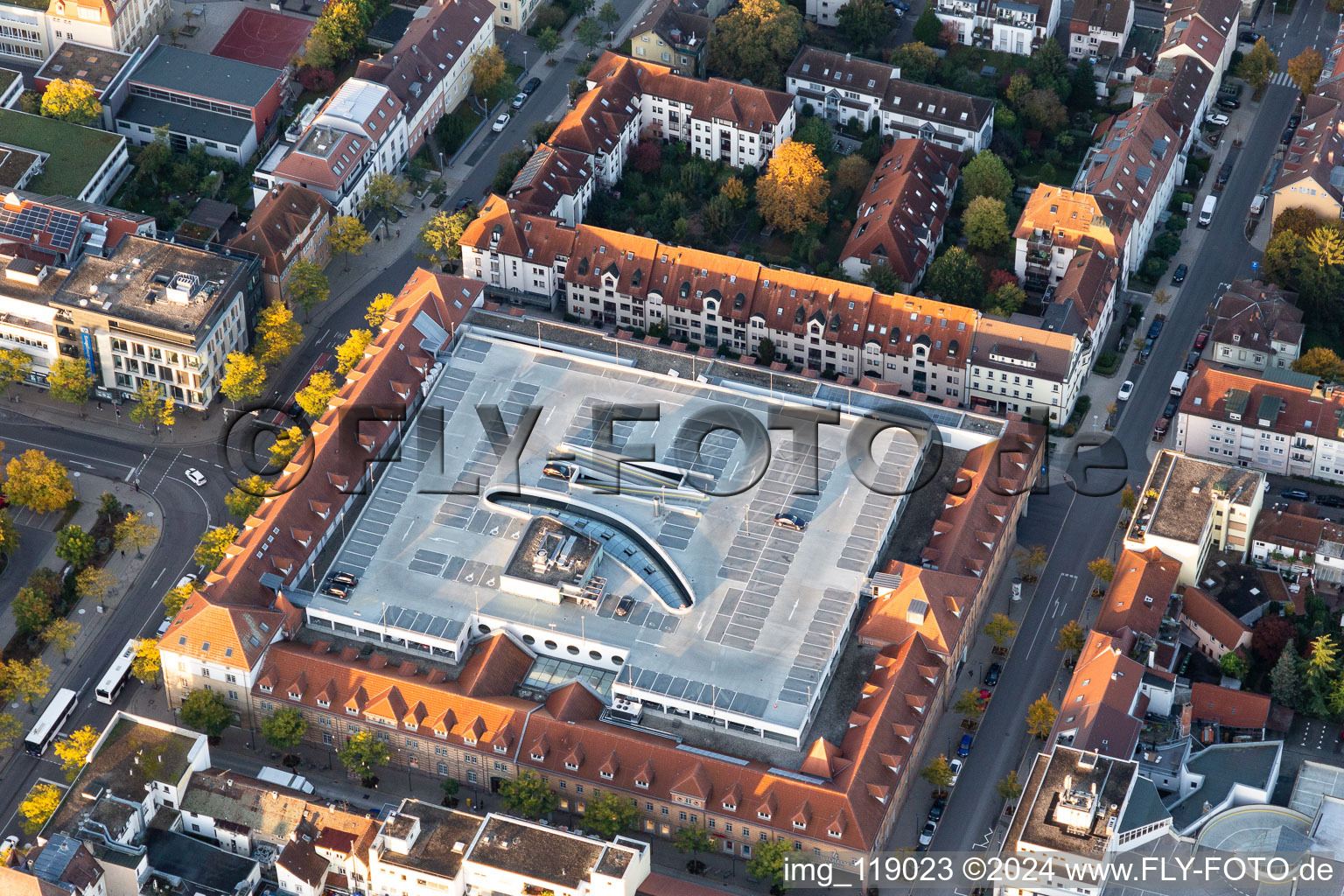 Vue aérienne de Place de parking pour voitures garées sur le toit du centre commercial WilhelmGalerie Ludwigsburg à Ludwigsburg dans le département Bade-Wurtemberg, Allemagne