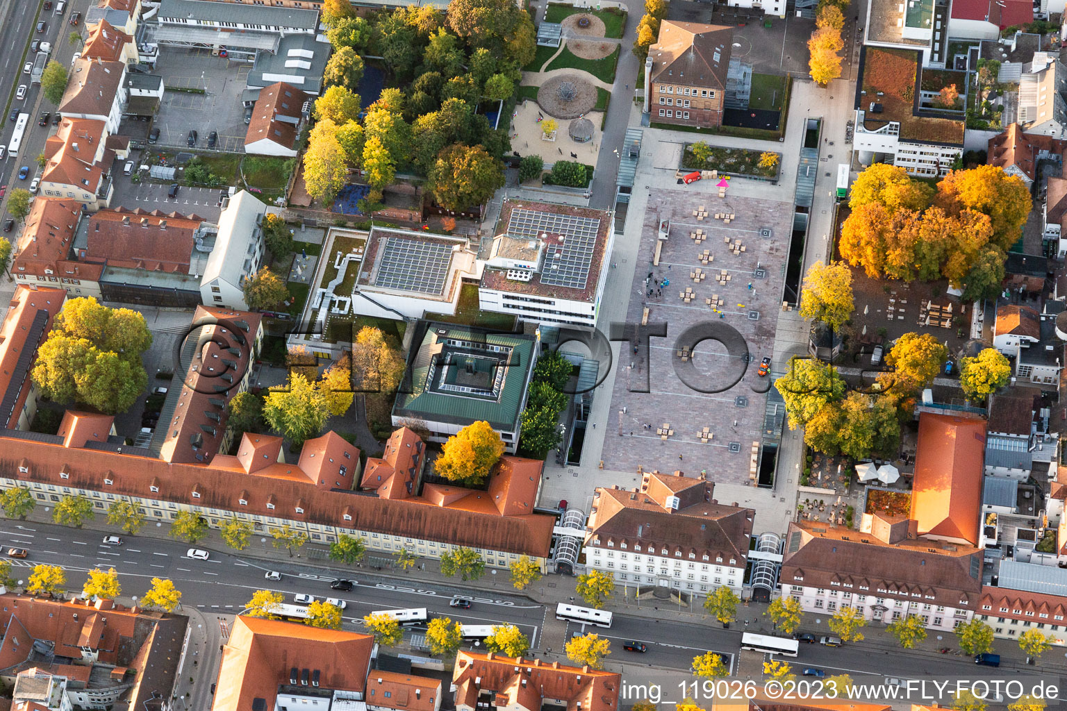 Vue aérienne de Hôtel de ville Ludwigsburg (Infos sur l'hôtel de ville) sur la Rathausplatz à Ludwigsburg dans le département Bade-Wurtemberg, Allemagne