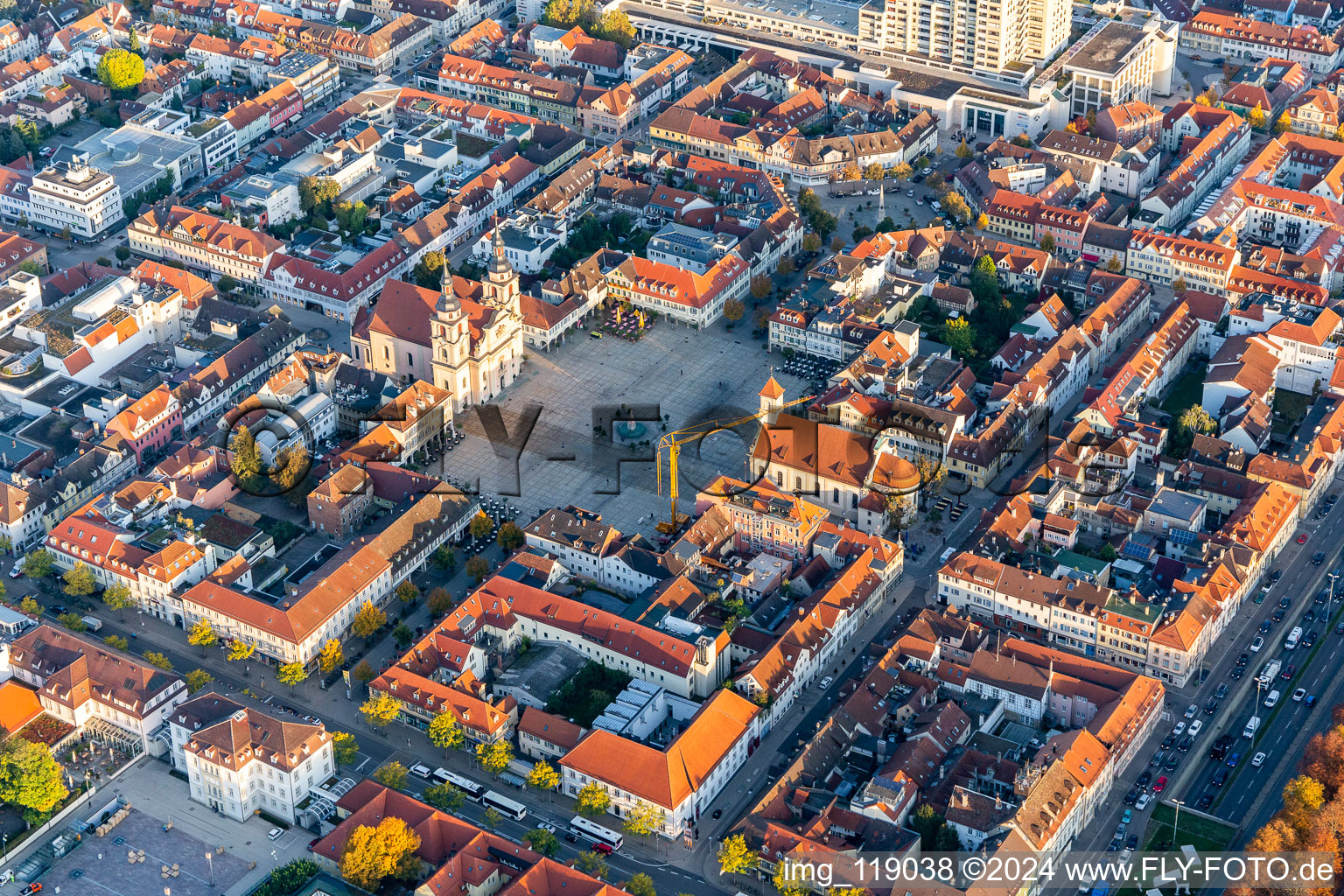 Vue aérienne de Église catholique de la Sainte Trinité sur la place du marché au centre-ville à Ludwigsburg dans le département Bade-Wurtemberg, Allemagne