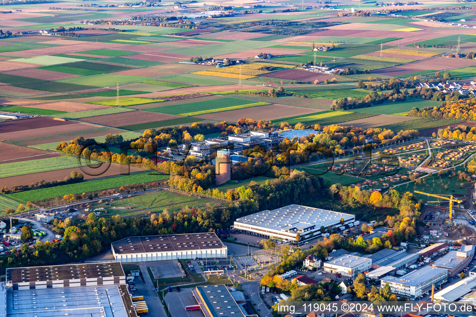 Vue aérienne de Château d'eau, colline romaine, centre scolaire à le quartier Pflugfelden in Ludwigsburg dans le département Bade-Wurtemberg, Allemagne