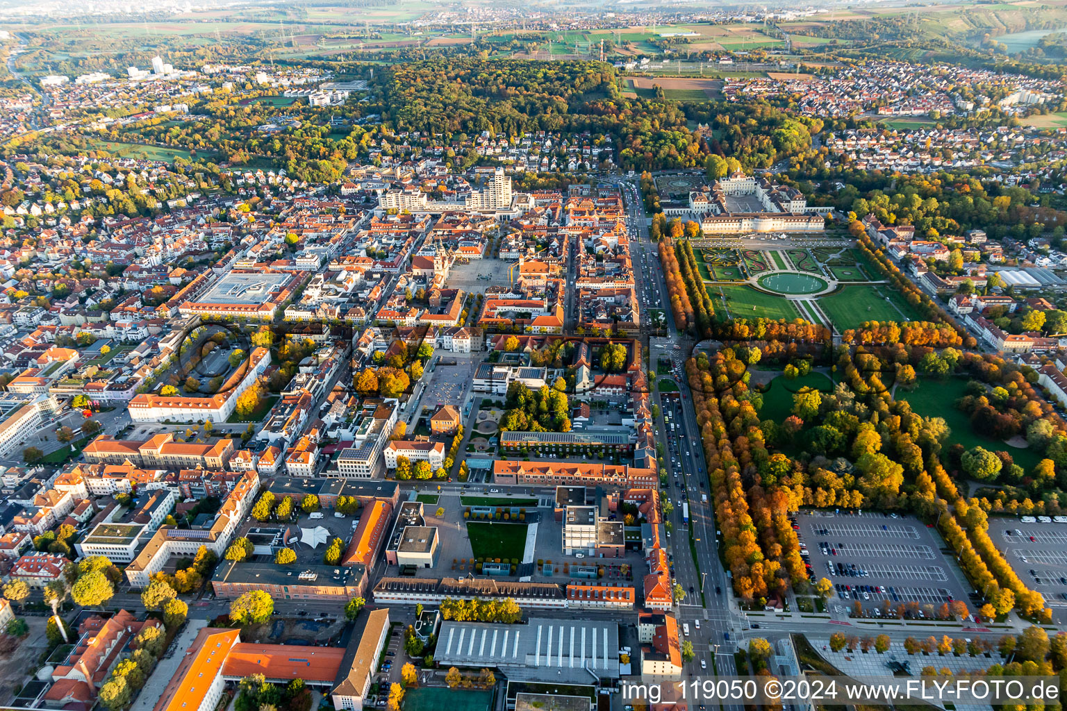 Vue aérienne de Vue sur la ville du centre-ville de Stuttgart / Schorndorfer Straße et Schloßpark à Ludwigsburg dans le département Bade-Wurtemberg, Allemagne