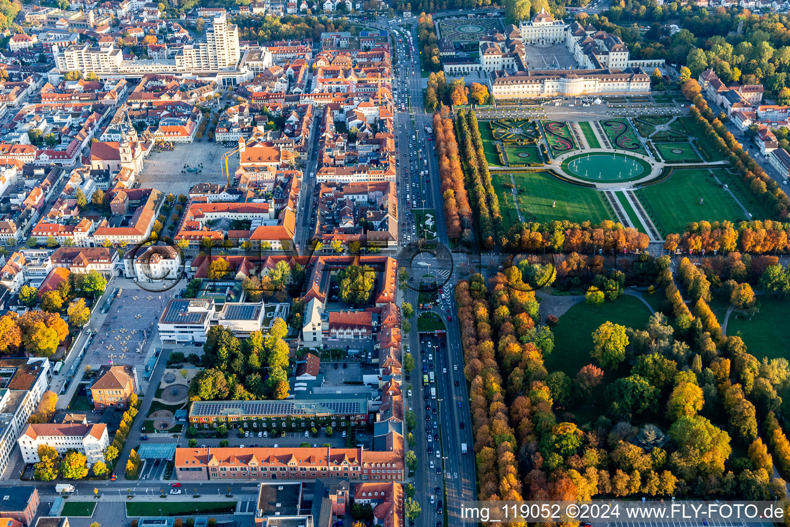 Vue aérienne de Vue sur la ville du centre-ville de Stuttgart / Schorndorfer Straße et Schloßpark à Ludwigsburg dans le département Bade-Wurtemberg, Allemagne