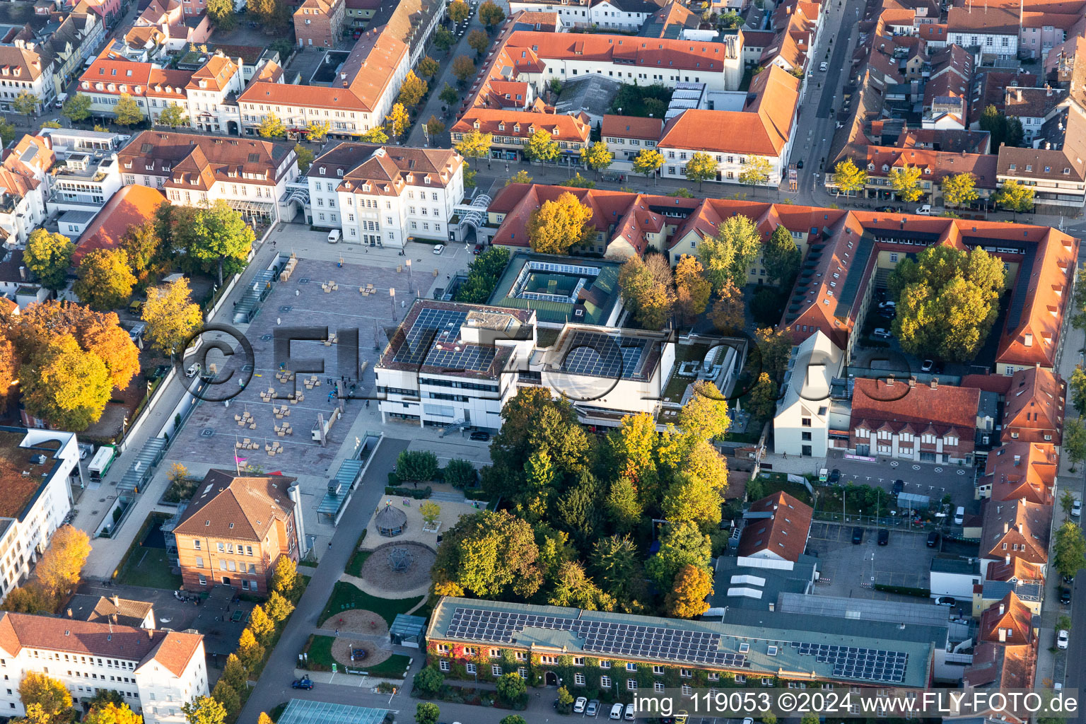 Vue aérienne de Place de la mairie, bibliothèque municipale à le quartier Ludwigsburg-Mitte in Ludwigsburg dans le département Bade-Wurtemberg, Allemagne