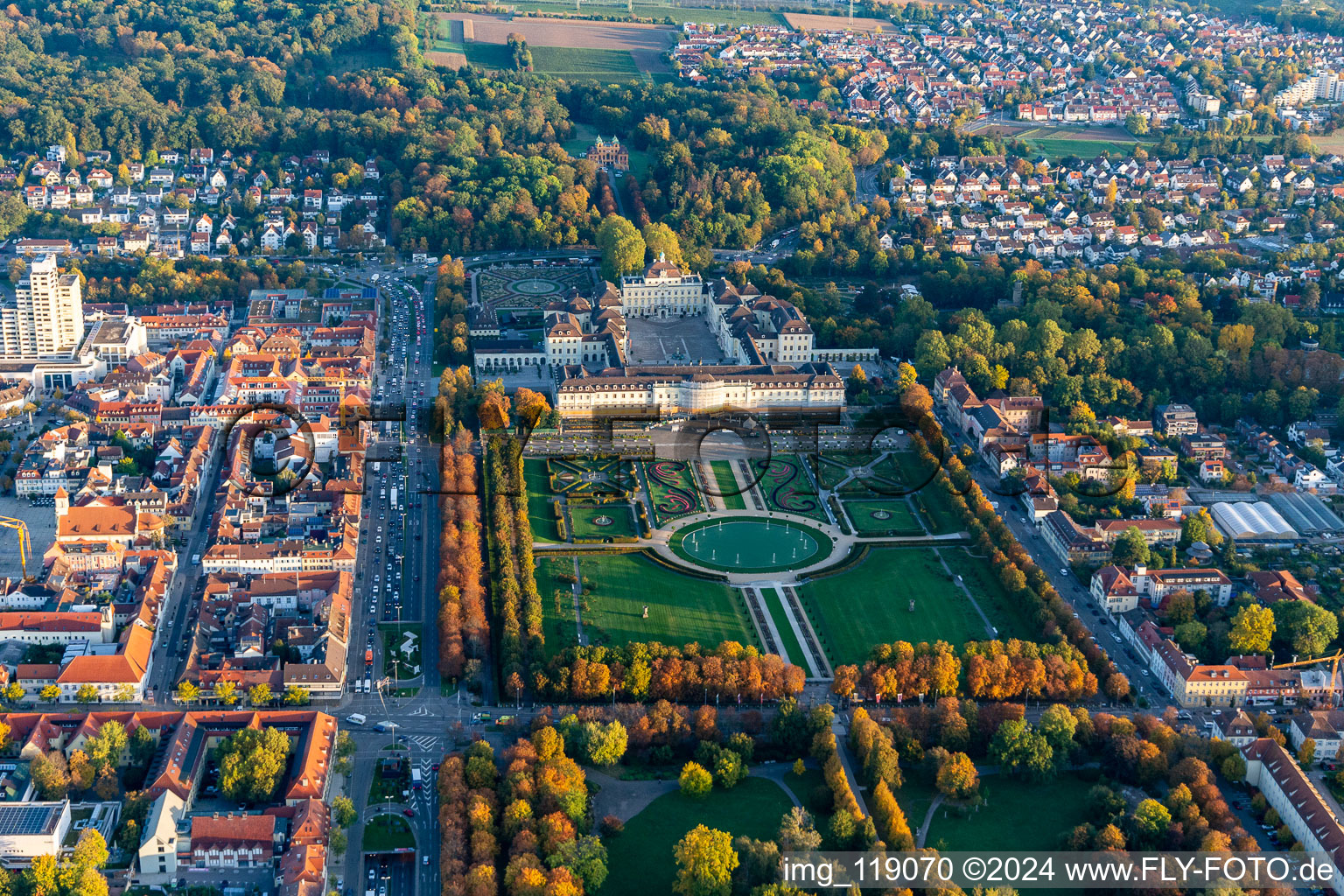 Vue aérienne de Parc du château du Schloss Residenzschloss Ludwigsburg et exposition de jardins Blooming Baroque à Ludwigsburg dans le département Bade-Wurtemberg, Allemagne