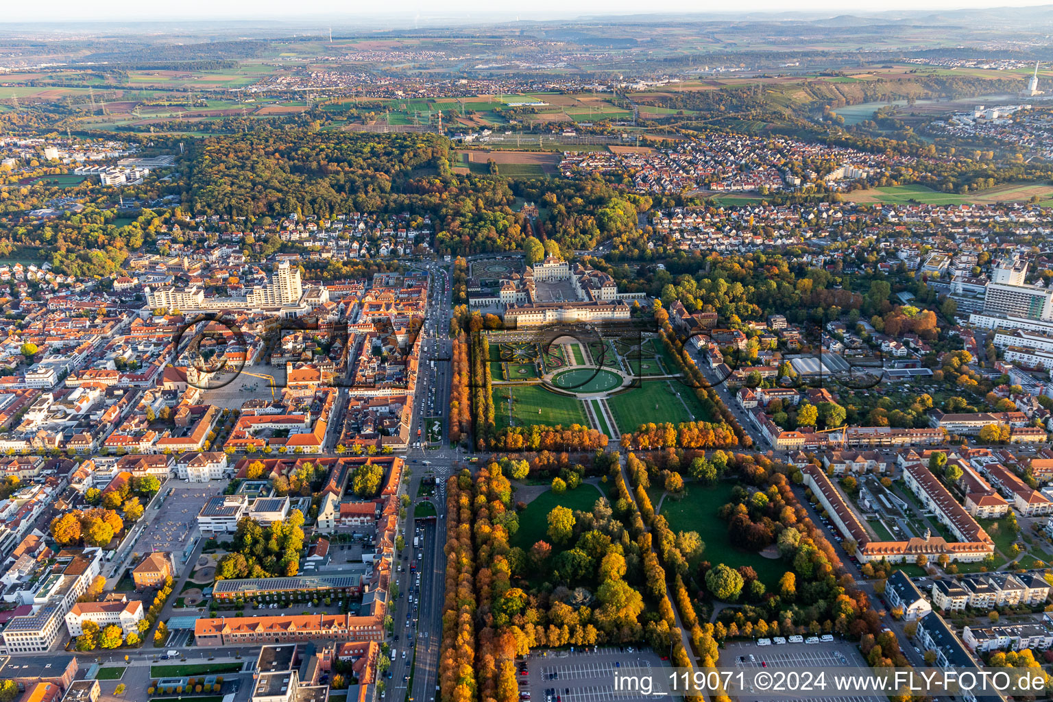 Vue aérienne de Vue sur la ville avec le parc du palais baroque fleuri de Residenzschloss Ludwigsburg et Favoritepark à Ludwigsburg dans le département Bade-Wurtemberg, Allemagne