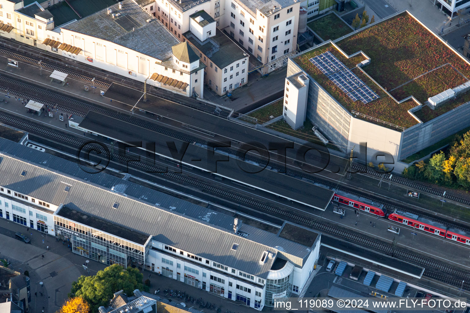 Vue aérienne de Parking de la gare à le quartier Ludwigsburg-Mitte in Ludwigsburg dans le département Bade-Wurtemberg, Allemagne