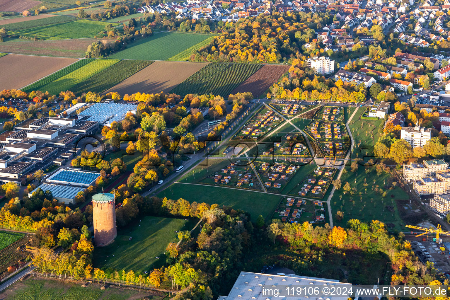 Vue aérienne de Château d'eau, colline romaine, centre scolaire à le quartier Pflugfelden in Ludwigsburg dans le département Bade-Wurtemberg, Allemagne