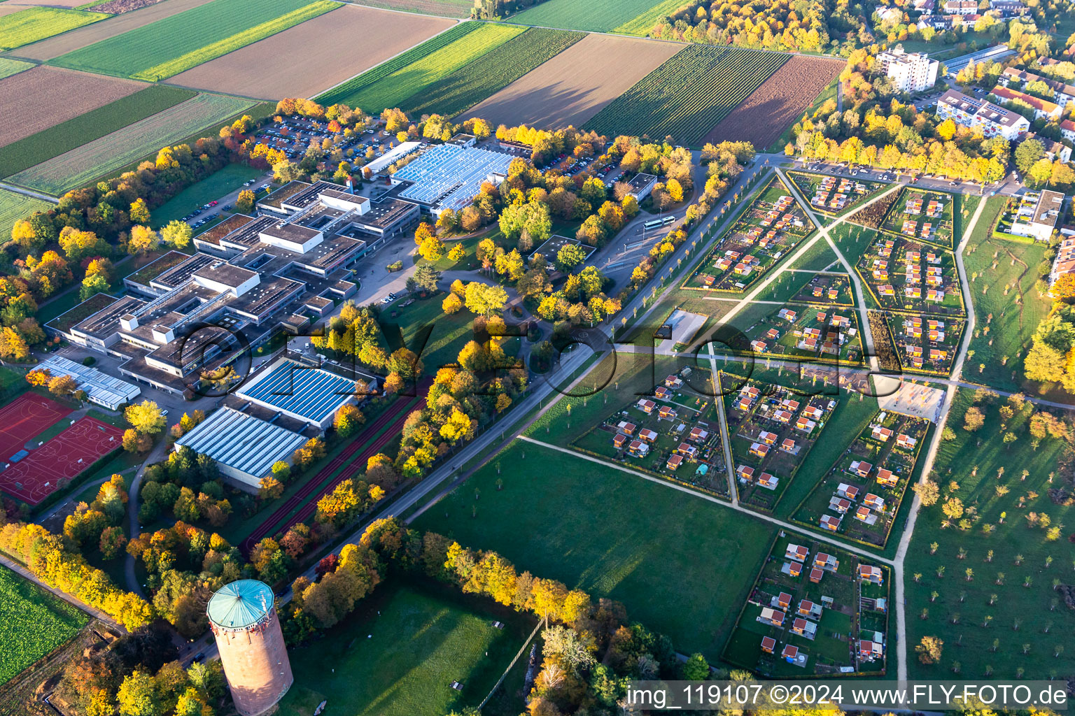 Photographie aérienne de Château d'eau, colline romaine, centre scolaire à le quartier Pflugfelden in Ludwigsburg dans le département Bade-Wurtemberg, Allemagne