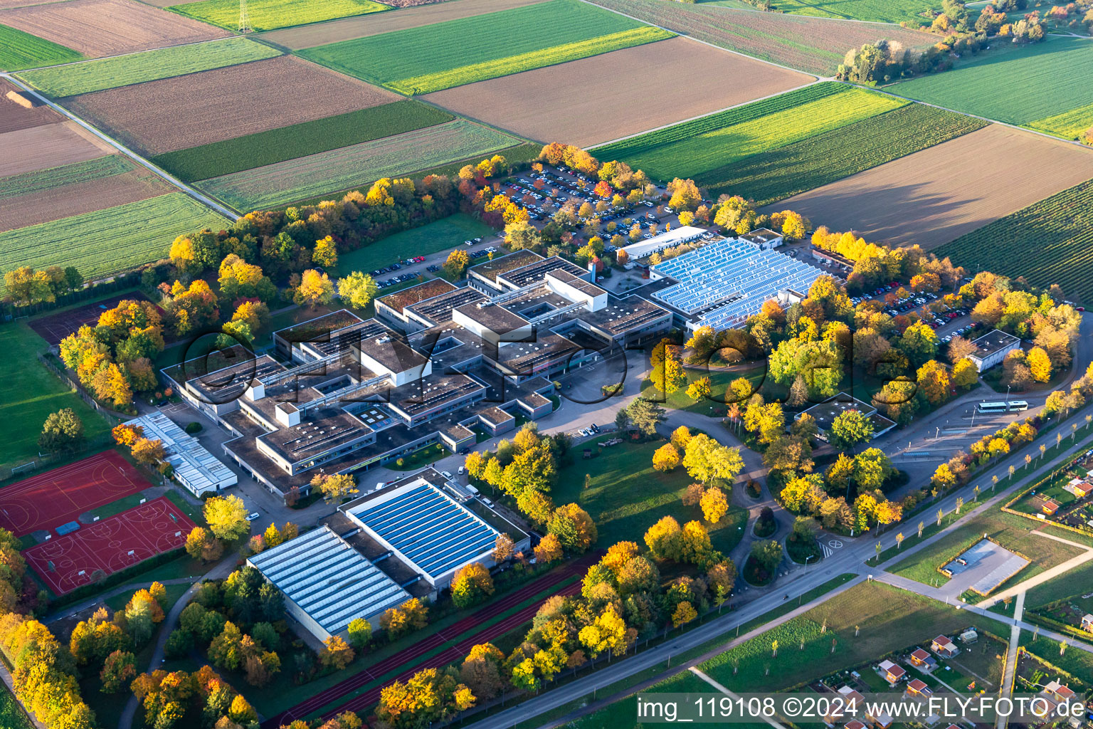 Vue aérienne de Centre scolaire à le quartier Pflugfelden in Kornwestheim dans le département Bade-Wurtemberg, Allemagne