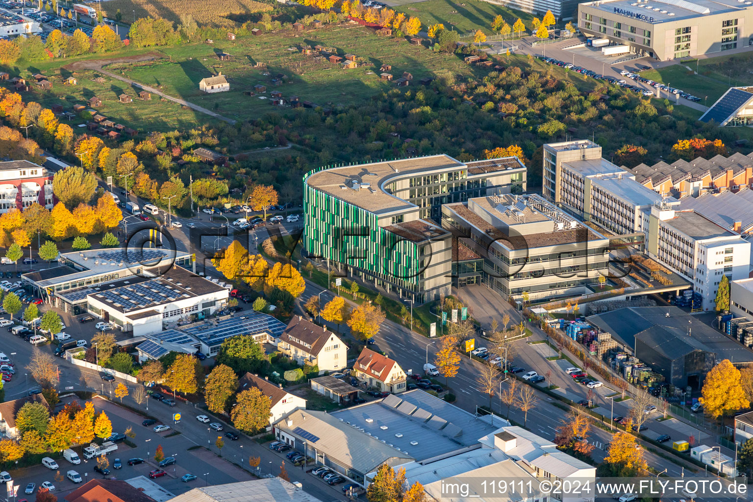 Vue aérienne de Locaux de l'entreprise MANN+HUMMEL avec halls, bâtiments d'entreprise et installations de production à le quartier Pflugfelden in Ludwigsburg dans le département Bade-Wurtemberg, Allemagne