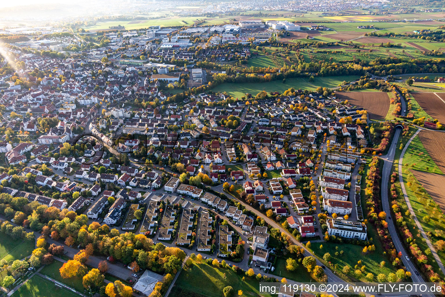 Vue aérienne de Vue des rues et des maisons des quartiers résidentiels à Ditzingen dans le département Bade-Wurtemberg, Allemagne