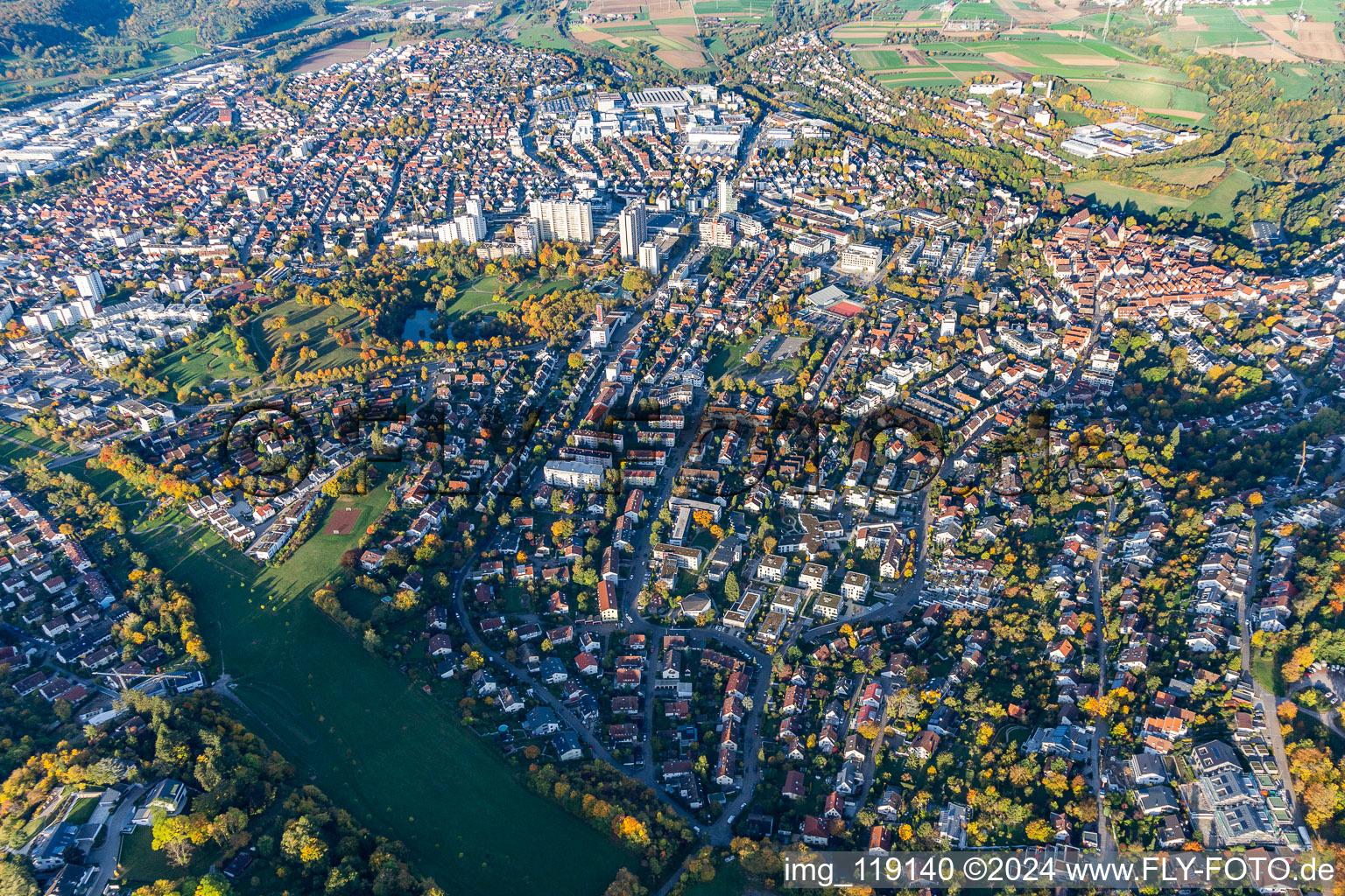 Vue aérienne de Vue sur la ville du centre-ville sur les rives du Parksee à Leonberg dans le département Bade-Wurtemberg, Allemagne