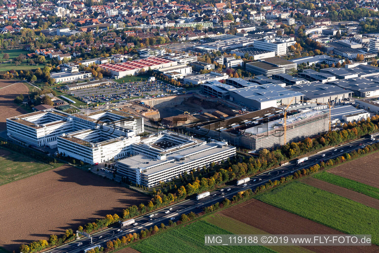 Vue aérienne de Zone industrielle et commerciale avec Thales Allemagne, Trumpf laser et technologie des systèmes à Ditzingen dans le département Bade-Wurtemberg, Allemagne