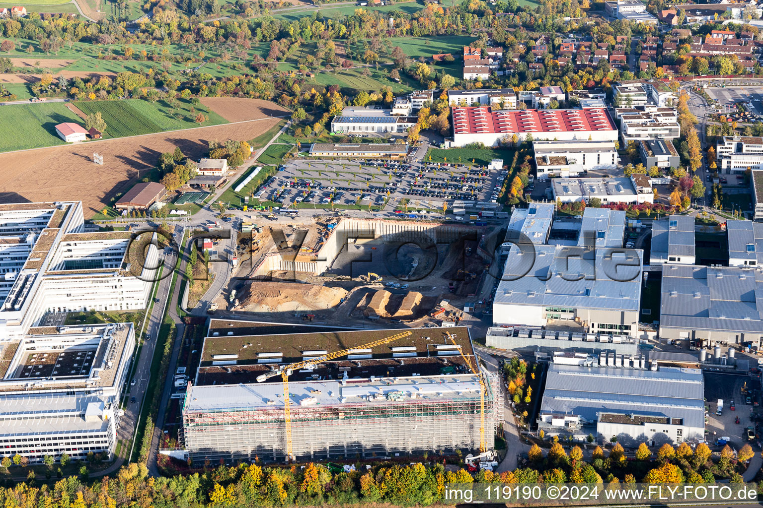 Vue aérienne de Locaux de l'entreprise Trumpf Laser and System Technology avec halls, bâtiments d'entreprise et installations de production dans le quartier de Gerlingen-Schillerhöhe à Ditzingen dans le département Bade-Wurtemberg, Allemagne