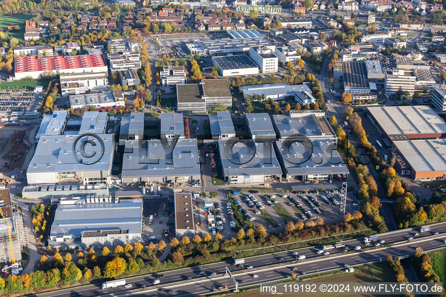 Vue aérienne de Locaux de l'entreprise Trumpf Laser and System Technology avec halls, bâtiments d'entreprise et installations de production dans le quartier de Gerlingen-Schillerhöhe à Ditzingen dans le département Bade-Wurtemberg, Allemagne