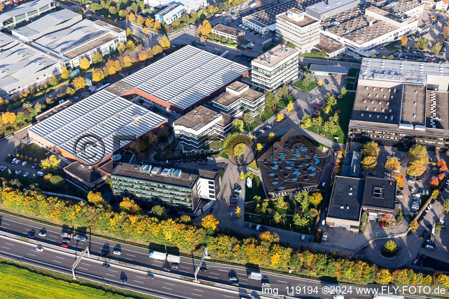 Vue aérienne de Locaux de l'entreprise Trumpf GmbH + Co. KG avec halls, bâtiments d'entreprise et installations de production dans le quartier de Weilimdorf à Ditzingen dans le département Bade-Wurtemberg, Allemagne