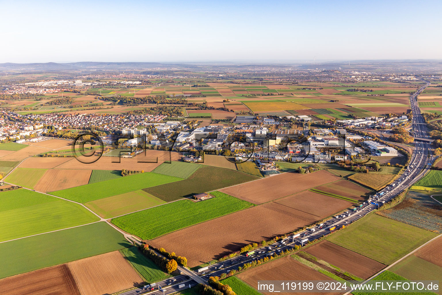 Vue aérienne de Zone industrielle sur l'A81 à Korntal-Münchingen dans le département Bade-Wurtemberg, Allemagne