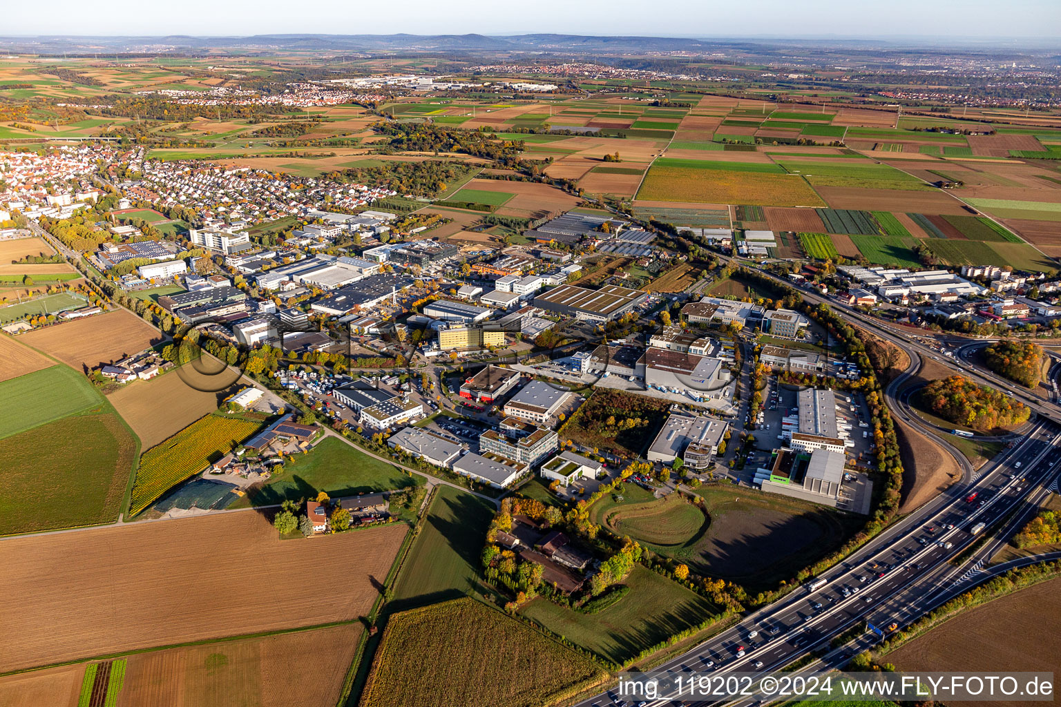 Vue aérienne de Zone commerciale et implantation d'entreprises à l'est à le quartier Münchingen in Korntal-Münchingen dans le département Bade-Wurtemberg, Allemagne