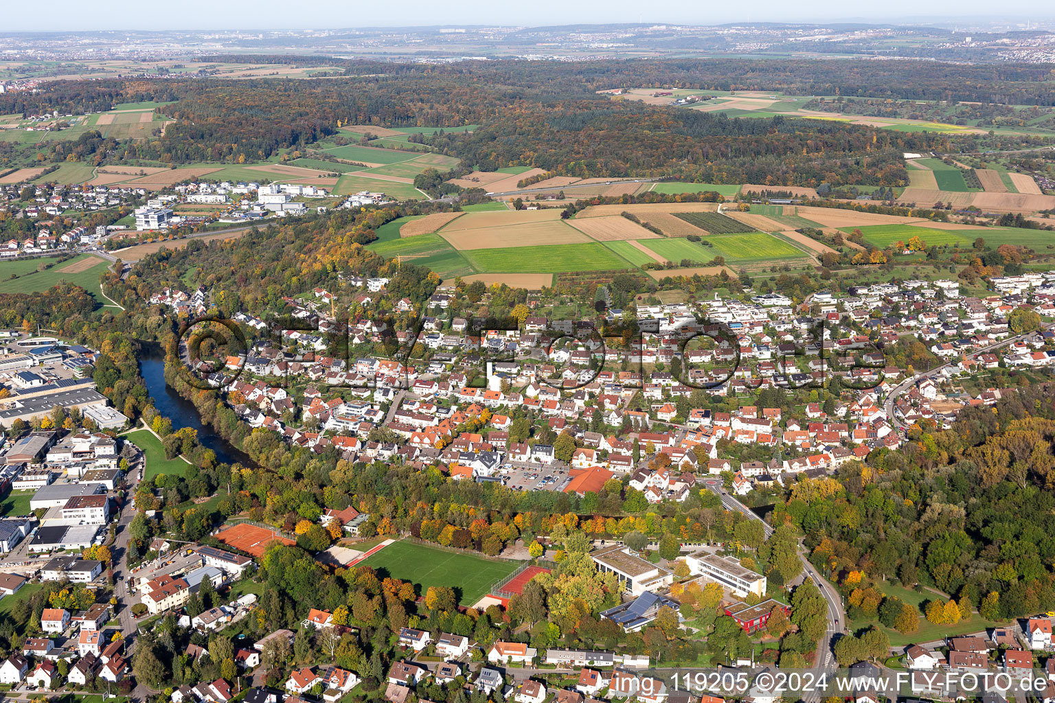 Vue aérienne de Surfaces des berges du Neckar en Zizishausen à le quartier Zizishausen in Nürtingen dans le département Bade-Wurtemberg, Allemagne