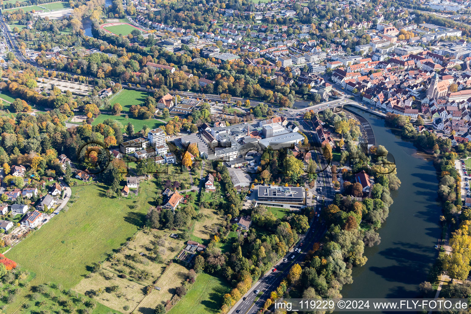 Vue aérienne de Immeuble de bureaux du bâtiment administratif et commercial Jobcenter Landkreis Esslingen site Nürtingen dans une ancienne usine à Galgenberg à Nürtingen dans le département Bade-Wurtemberg, Allemagne