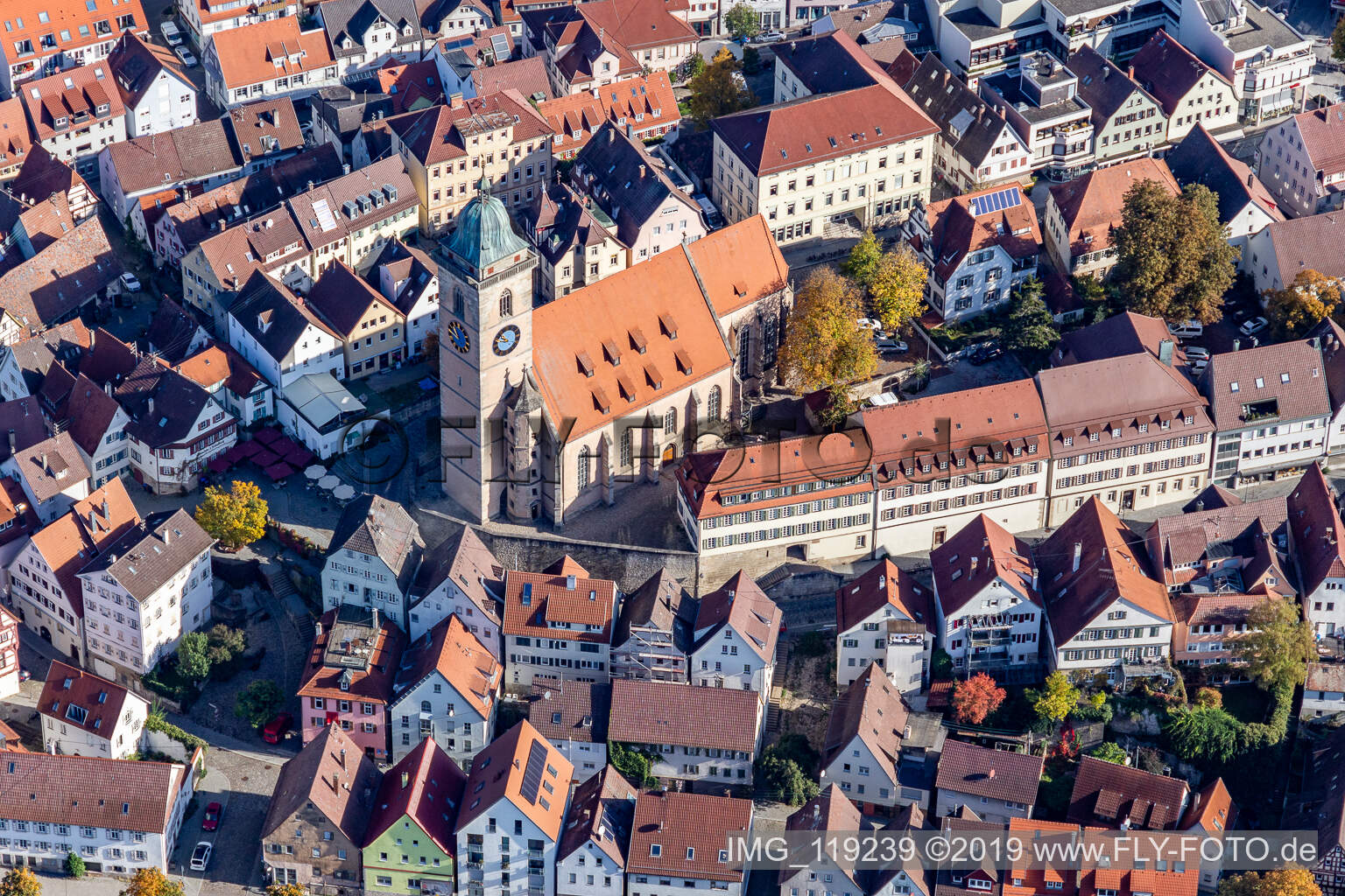 Vue aérienne de Église municipale de Saint-Laurentius dans le vieux centre-ville du centre-ville à Nürtingen dans le département Bade-Wurtemberg, Allemagne