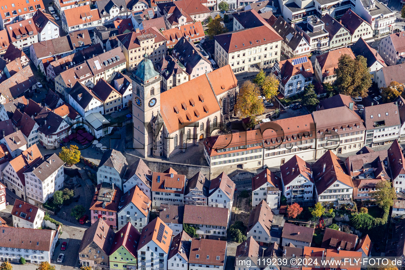 Vue aérienne de Église municipale de Saint-Laurentius dans le vieux centre-ville du centre-ville à Nürtingen dans le département Bade-Wurtemberg, Allemagne