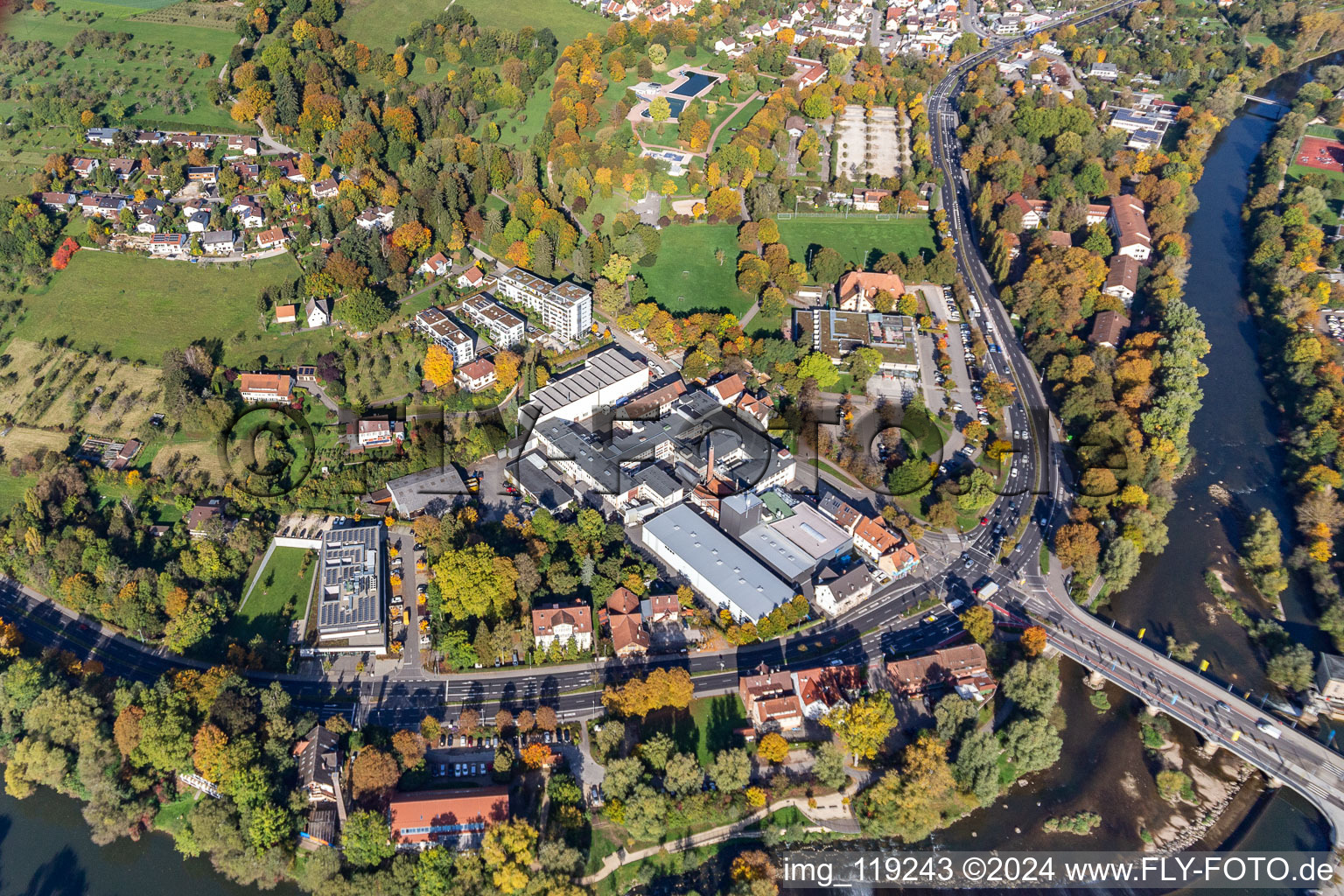 Vue aérienne de Immeuble de bureaux du bâtiment administratif et commercial Jobcenter Landkreis Esslingen emplacement Nürtingen dans une ancienne usine entre Galgenberg et Neckarbrücke à Nürtingen dans le département Bade-Wurtemberg, Allemagne