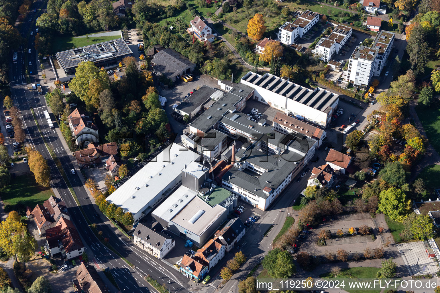 Vue aérienne de Immeuble de bureaux du bâtiment administratif et commercial Jobcenter Landkreis Esslingen emplacement Nürtingen dans l'ancienne usine de Galgenberg et magasin de surf et de sport Schumacher à Nürtingen dans le département Bade-Wurtemberg, Allemagne