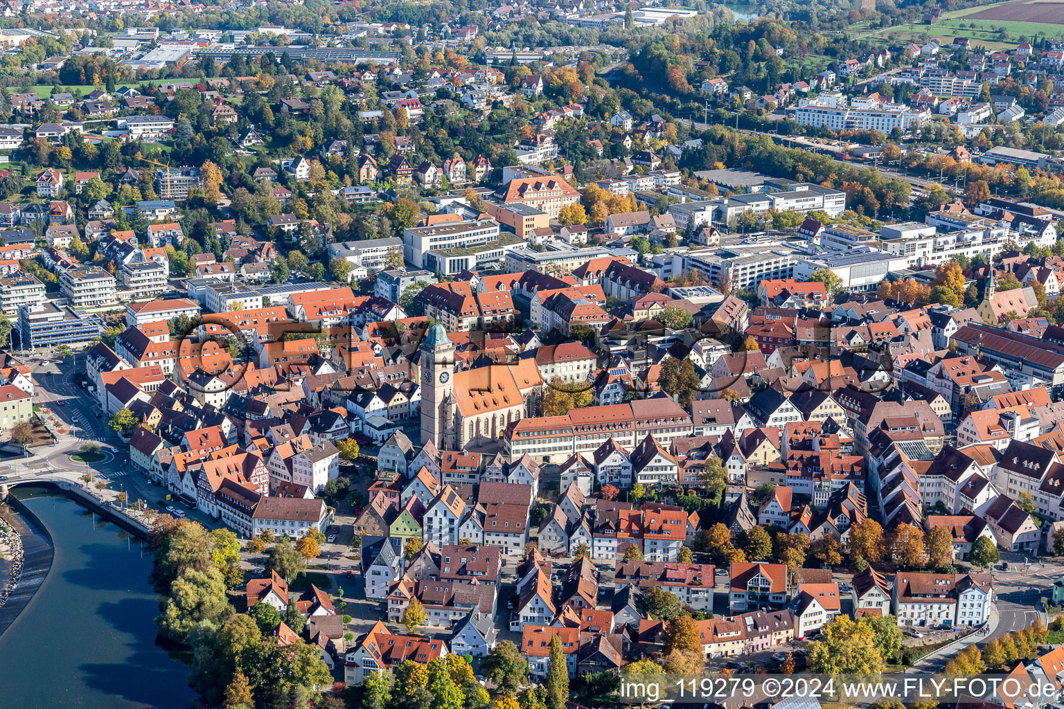 Zone riveraine du fleuve Neckar à Nürtingen dans le département Bade-Wurtemberg, Allemagne d'en haut